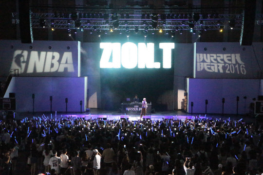 멀티 스트릿 캐주얼 브랜드 NBA는 지난 6일 서울 화곡동 KBS 아레나에서 힙합 컬처 페스티벌 'NBA 버저비트 2016'를 열었다. NBA는 매년 이 축제를 열어 힙합 공연과 비보이 퍼포먼스, 농구 프리스타일 퍼포먼스 등을 선보이고 있다. 이날 공연에는 농구 프리스타일 팀 앵클브레이커즈와 비보이 크루 마사가 공연을 펼쳤으며 DJ 코난이 디제잉 퍼포먼스를 진행했다. 또 국내 힙합 뮤지션 자이언티와 오케이션, 기리보이 엠넷 '쇼미더머니5'에 출연한 씨잼과 슈퍼비가 출연했다. 자이언티가 무대에 올라 공연을 선보이고 있다. <NBA 제공>